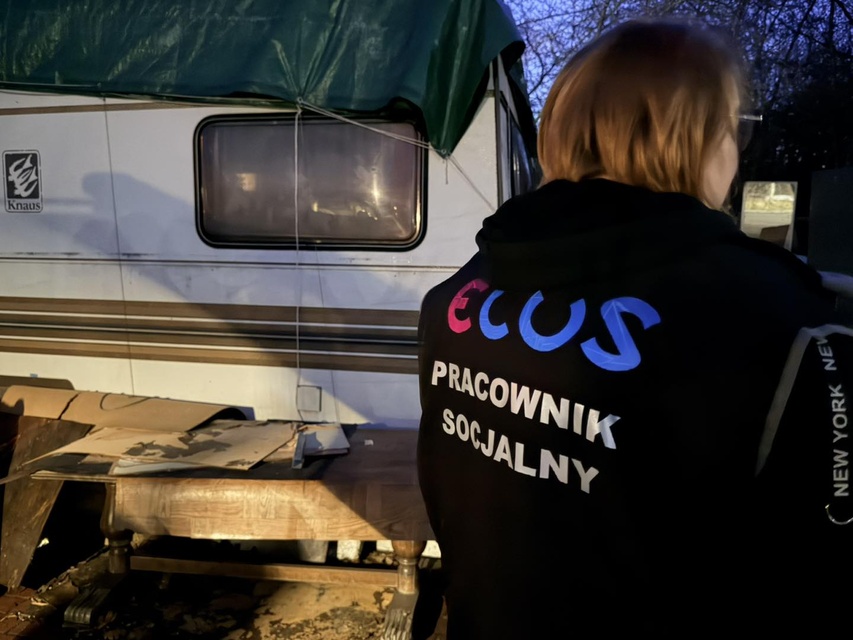 Po zmroku jeździli po mieście, licząc i pomagając bezdomnym zdjęcie nr 344157