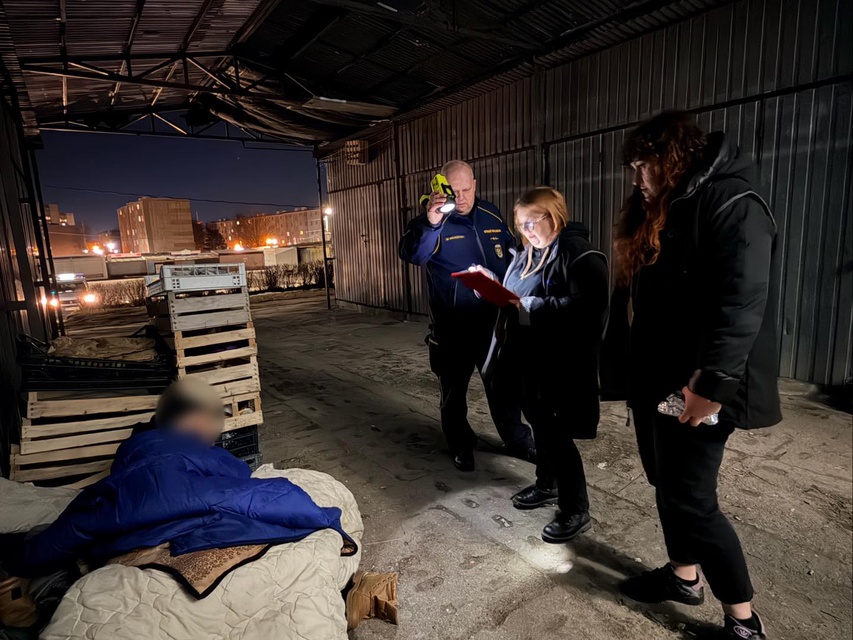 Po zmroku jeździli po mieście, licząc i pomagając bezdomnym zdjęcie nr 344169