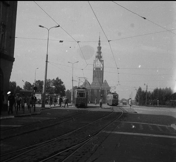 Widok na pl. Słowiański z ul. 1 Maja. W tle kościół pw. św. Mikołaja.