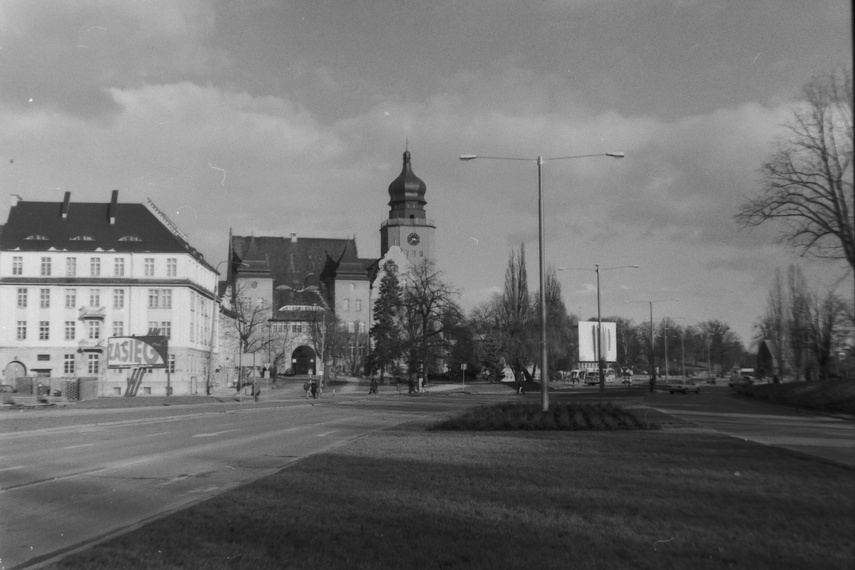 Rzut oka na Urząd Miejski. Krajobraz bez torów tramwajowych
