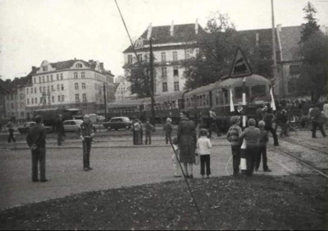 Pociąg w centrum miasta, przejazd koło ratusza