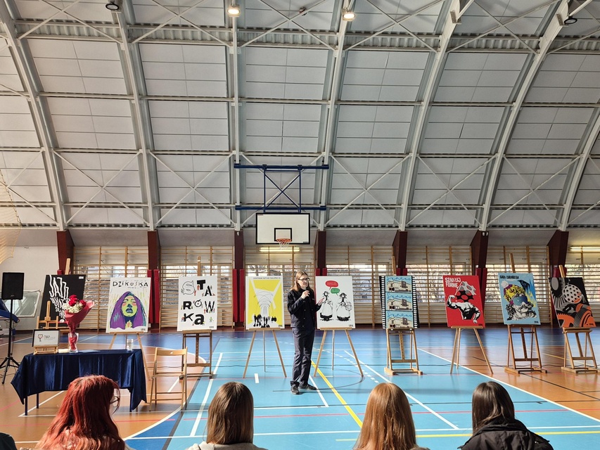 Elbląg zapisany w plakacie – wyjątkowy wernisaż Janusza Kozaka w III LO zdjęcie nr 344829