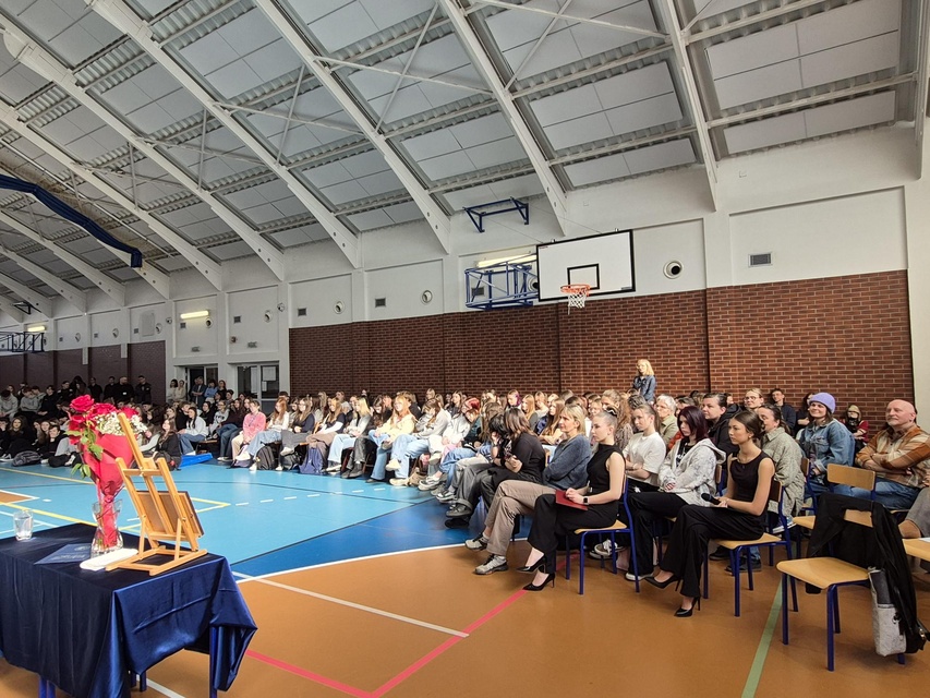 Elbląg zapisany w plakacie – wyjątkowy wernisaż Janusza Kozaka w III LO zdjęcie nr 344835