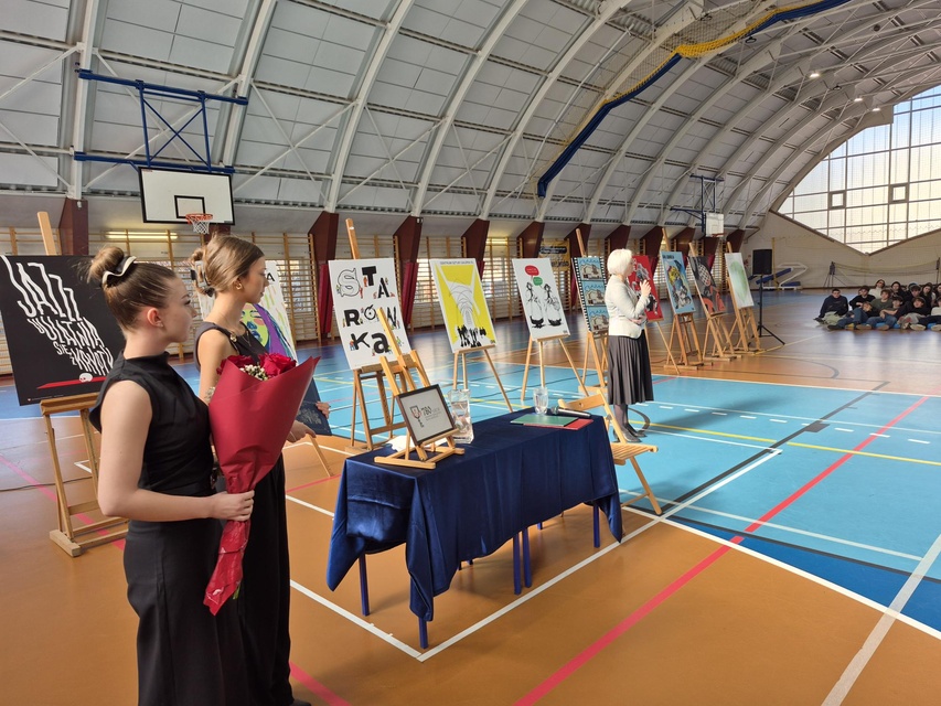 Elbląg zapisany w plakacie – wyjątkowy wernisaż Janusza Kozaka w III LO zdjęcie nr 344832