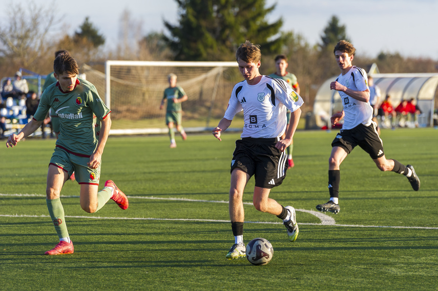 Juniorzy piszą historię Dębu zdjęcie nr 344968