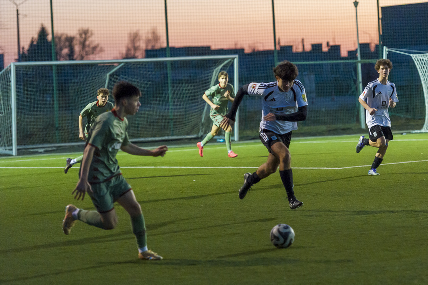 Juniorzy piszą historię Dębu zdjęcie nr 344987