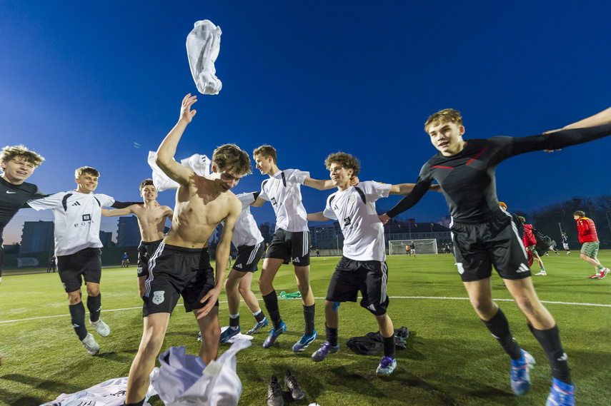 Juniorzy piszą historię Dębu zdjęcie nr 344990