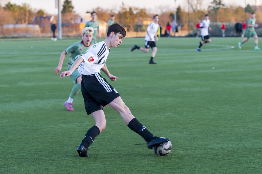 Juniorzy piszą historię Dębu zdjęcie nr 344975