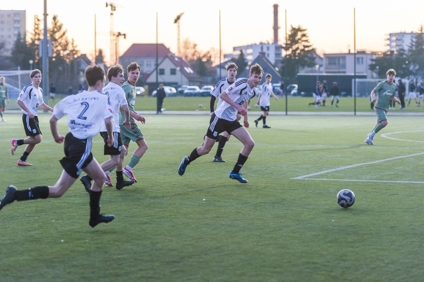 Juniorzy piszą historię Dębu zdjęcie nr 344983