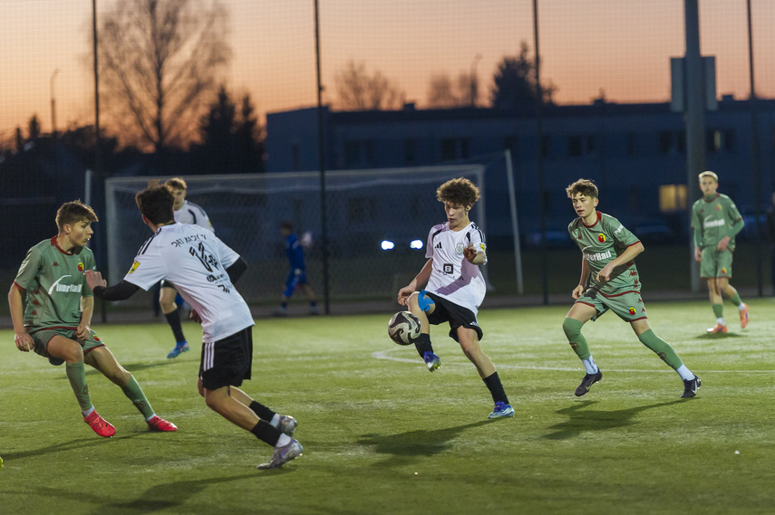 Juniorzy piszą historię Dębu zdjęcie nr 344986