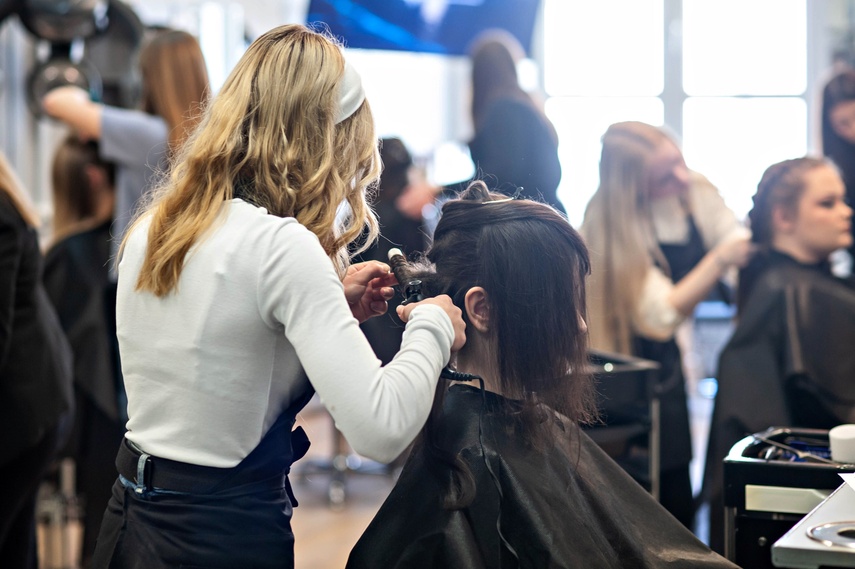 Naprawić samochód i uczesać modelkę zdjęcie nr 345131