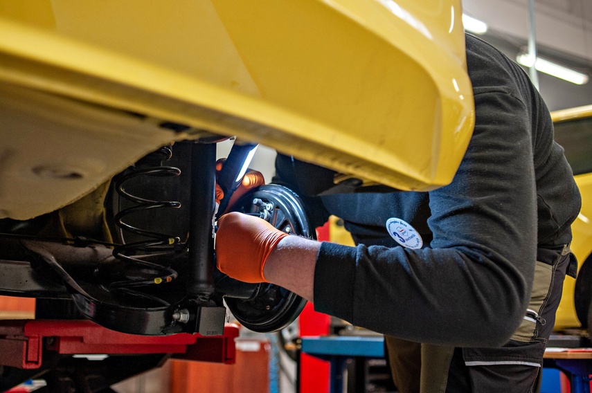 Naprawić samochód i uczesać modelkę zdjęcie nr 345124