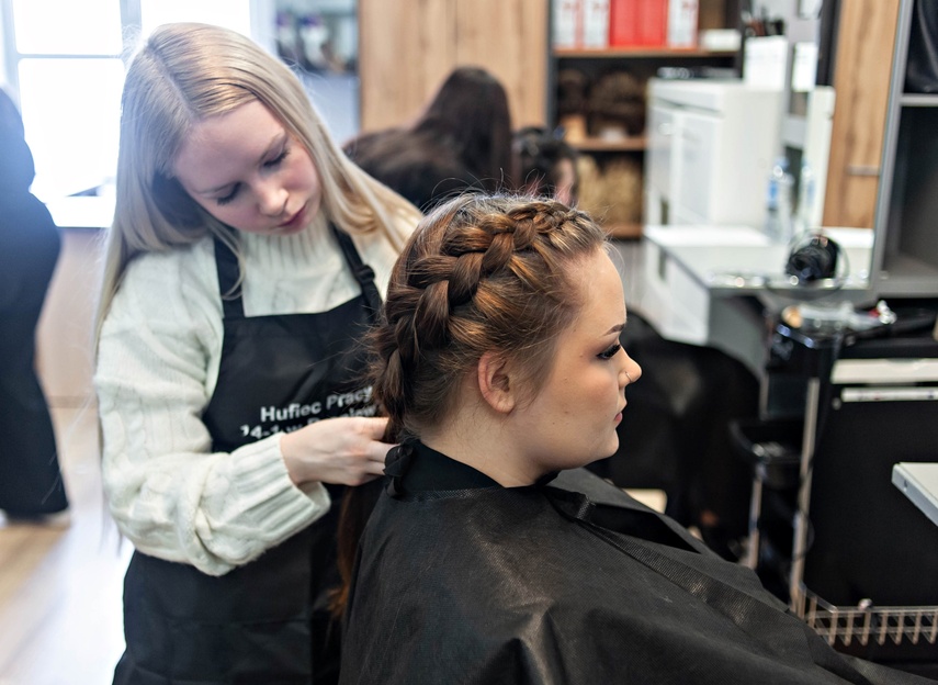 Naprawić samochód i uczesać modelkę zdjęcie nr 345142