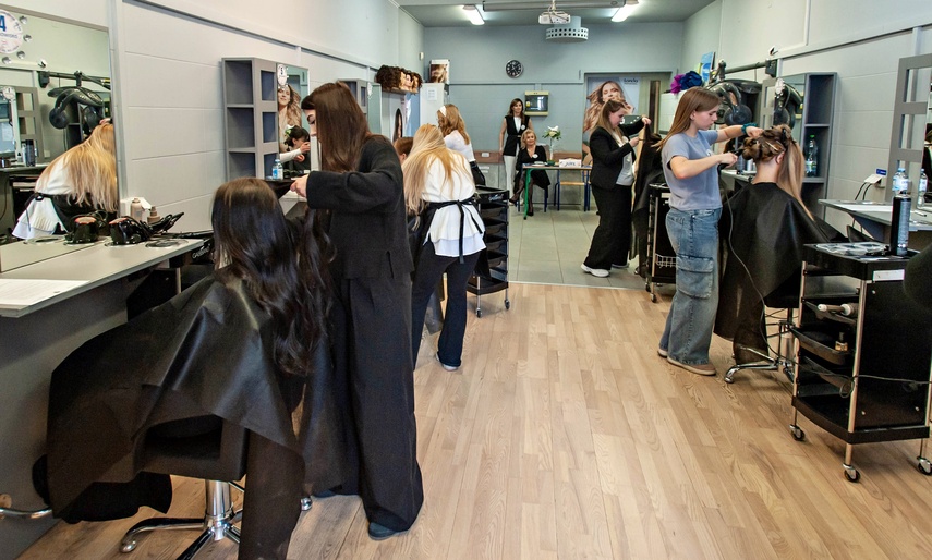 Naprawić samochód i uczesać modelkę zdjęcie nr 345134