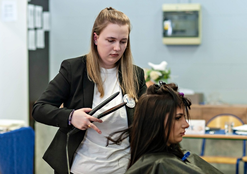 Naprawić samochód i uczesać modelkę zdjęcie nr 345138