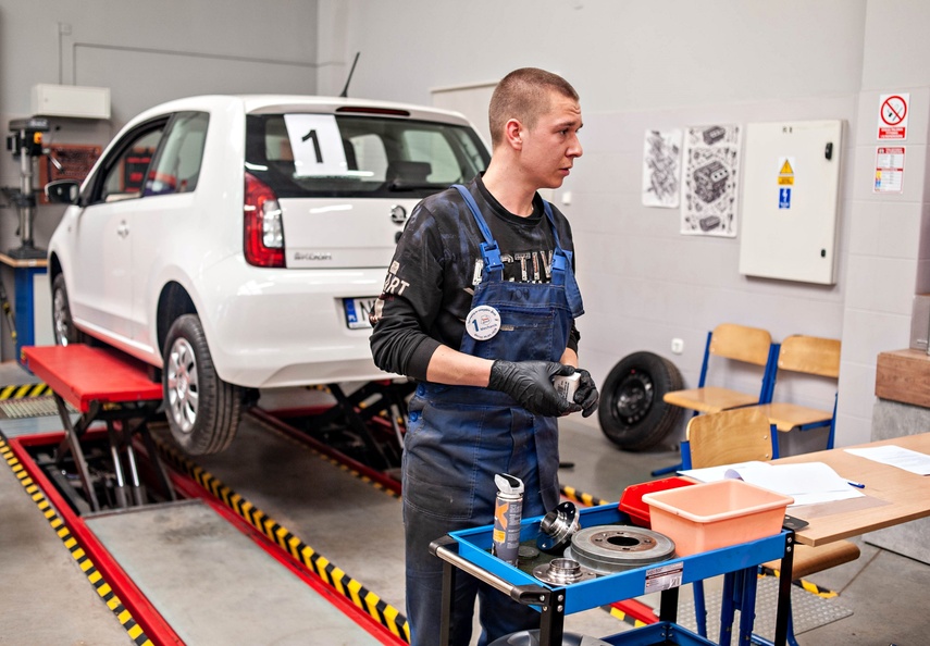 Naprawić samochód i uczesać modelkę zdjęcie nr 345123