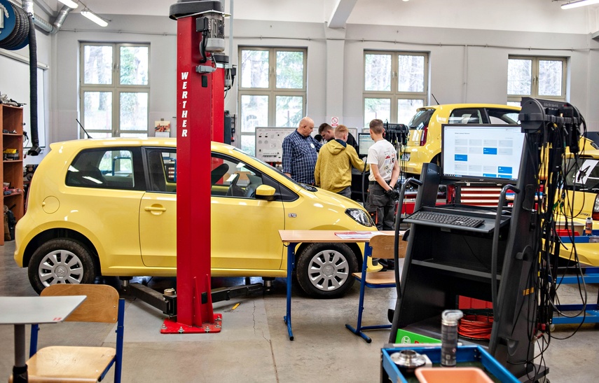 Naprawić samochód i uczesać modelkę zdjęcie nr 345122