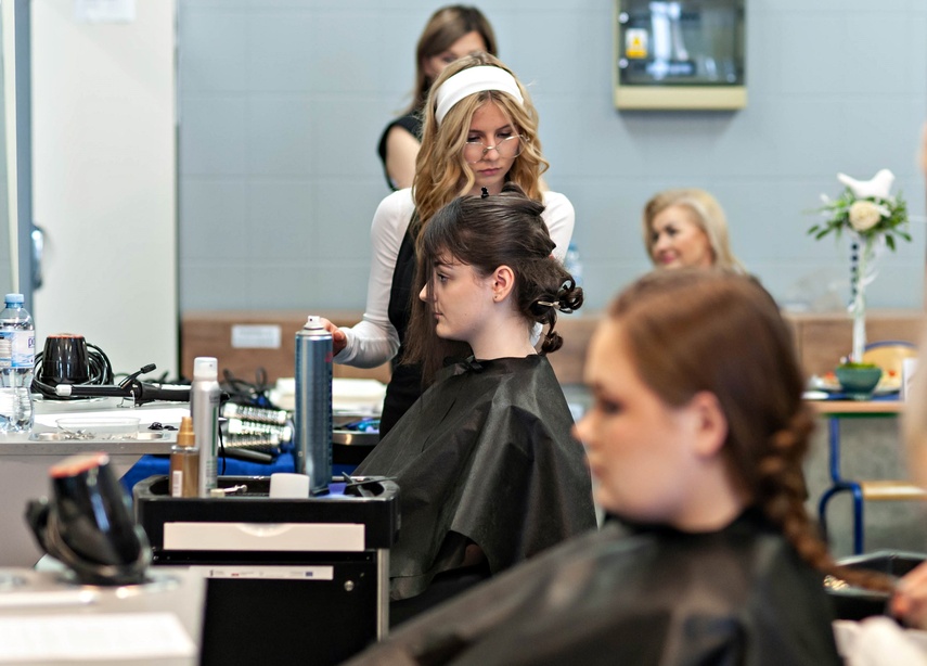 Naprawić samochód i uczesać modelkę zdjęcie nr 345137