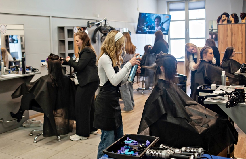 Naprawić samochód i uczesać modelkę zdjęcie nr 345129