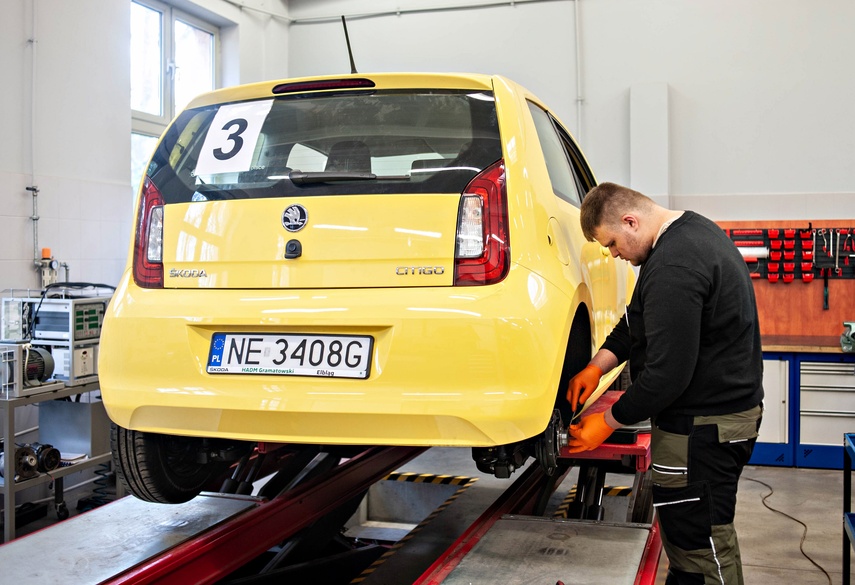 Naprawić samochód i uczesać modelkę zdjęcie nr 345121