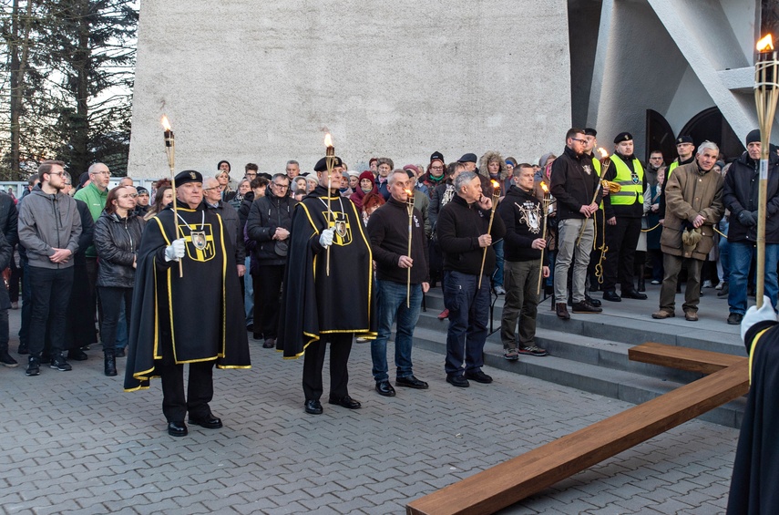 Wierni przeszli przez miasto zdjęcie nr 345678