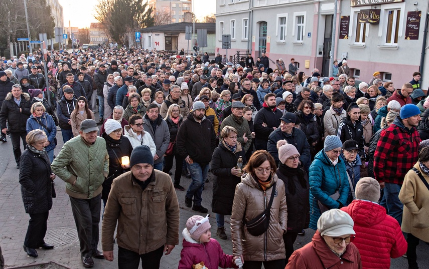 Wierni przeszli przez miasto zdjęcie nr 345688