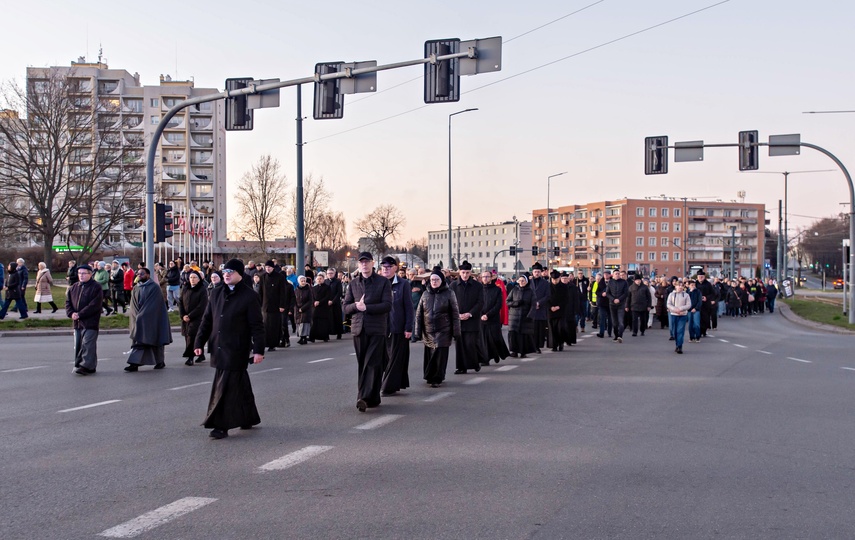 Wierni przeszli przez miasto zdjęcie nr 345707