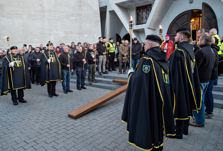 Wierni przeszli przez miasto zdjęcie nr 345676