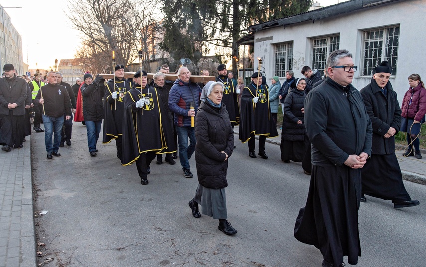 Wierni przeszli przez miasto zdjęcie nr 345681