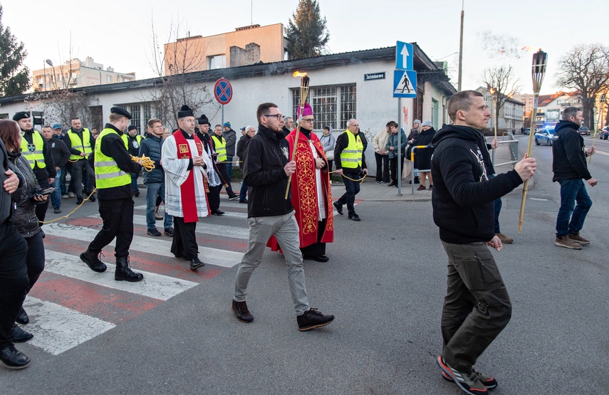 Wierni przeszli przez miasto zdjęcie nr 345684