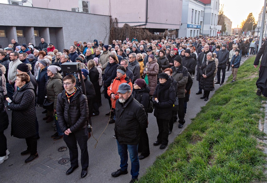 Wierni przeszli przez miasto zdjęcie nr 345691