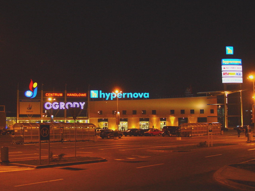 Nocne spojrzenie na parking nowego hipermarketu