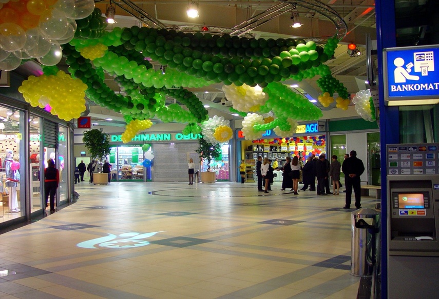 Obok hipermarketu na klientów czekały też inne sklepy