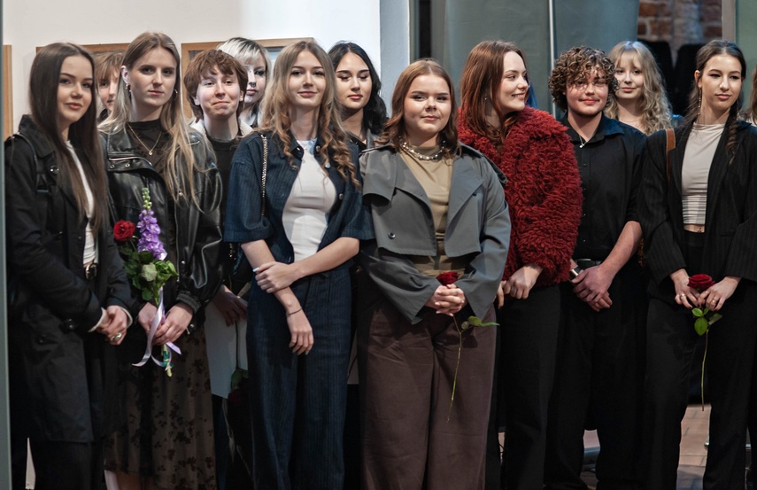 Absolwenci zaprezentowali swoją twórczość zdjęcie nr 346491