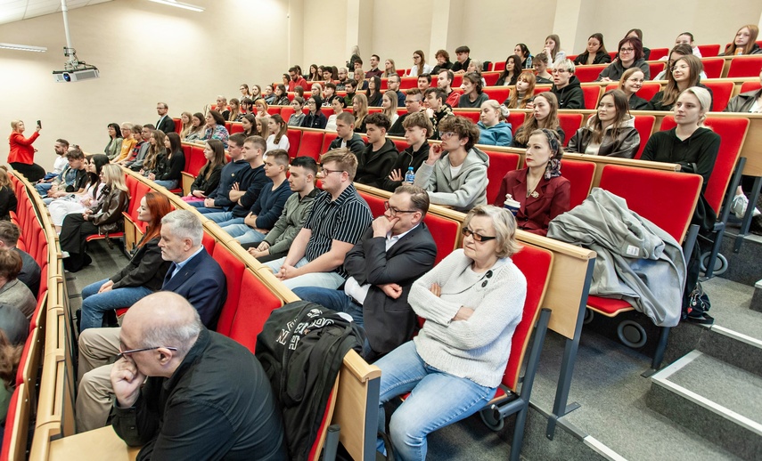 Młodzież debatowała z o tym, czy warto zostać w Elblągu zdjęcie nr 347068