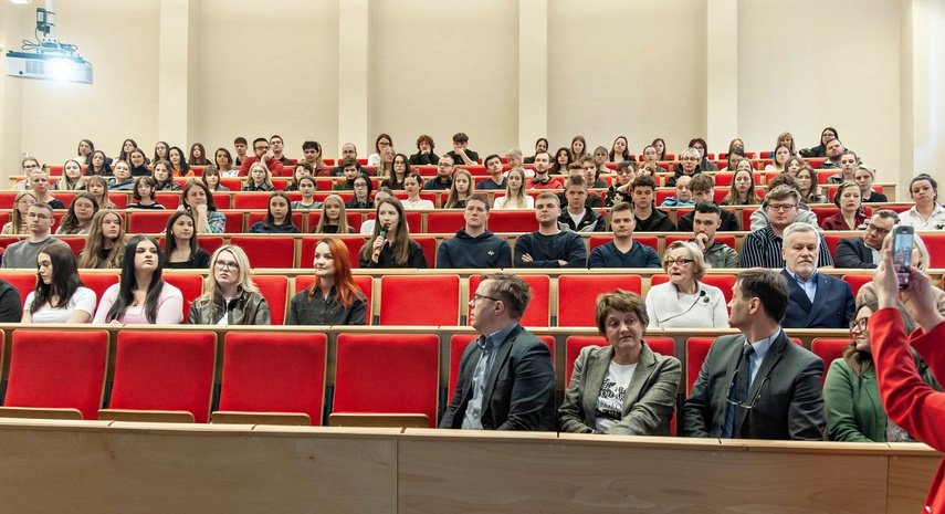 Młodzież debatowała z o tym, czy warto zostać w Elblągu zdjęcie nr 347070