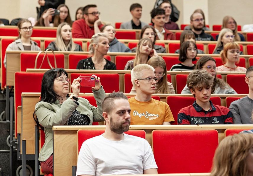 Młodzież debatowała z o tym, czy warto zostać w Elblągu zdjęcie nr 347062