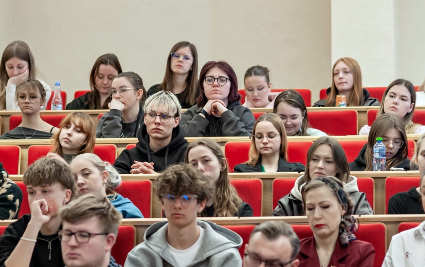 Młodzież debatowała z o tym, czy warto zostać w Elblągu zdjęcie nr 347092