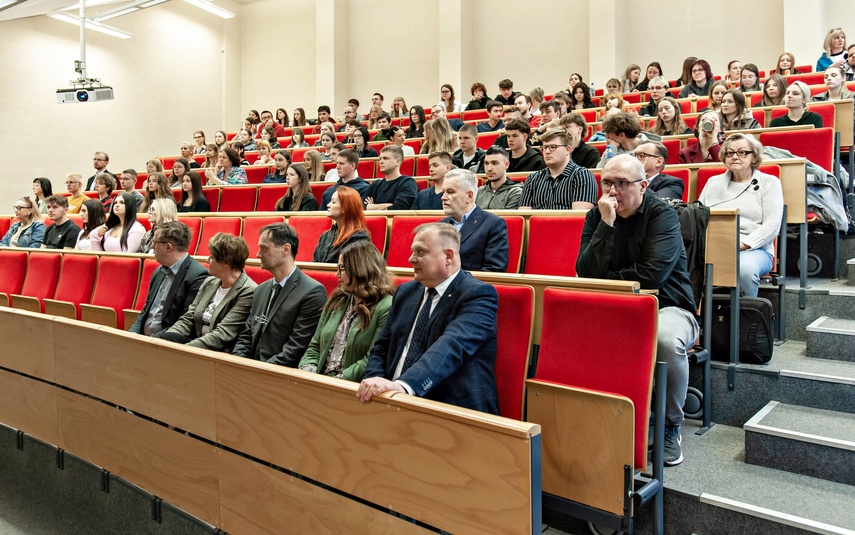 Młodzież debatowała z o tym, czy warto zostać w Elblągu zdjęcie nr 347067