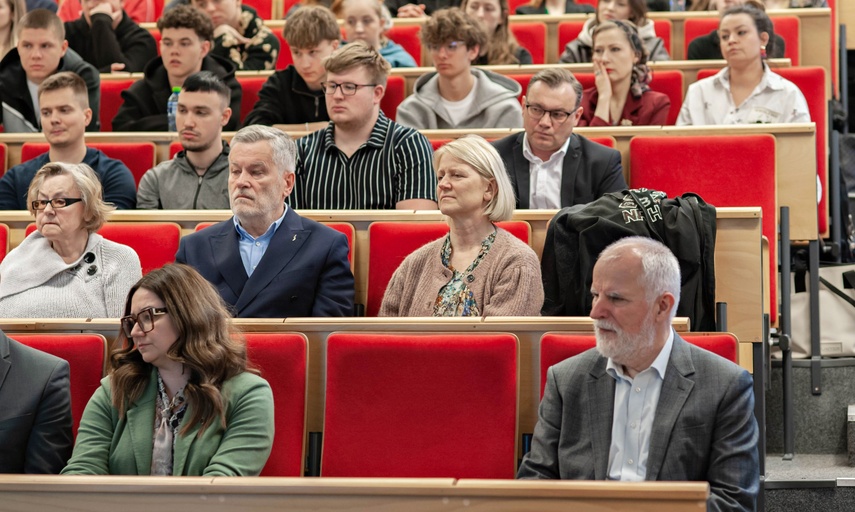 Młodzież debatowała z o tym, czy warto zostać w Elblągu zdjęcie nr 347089