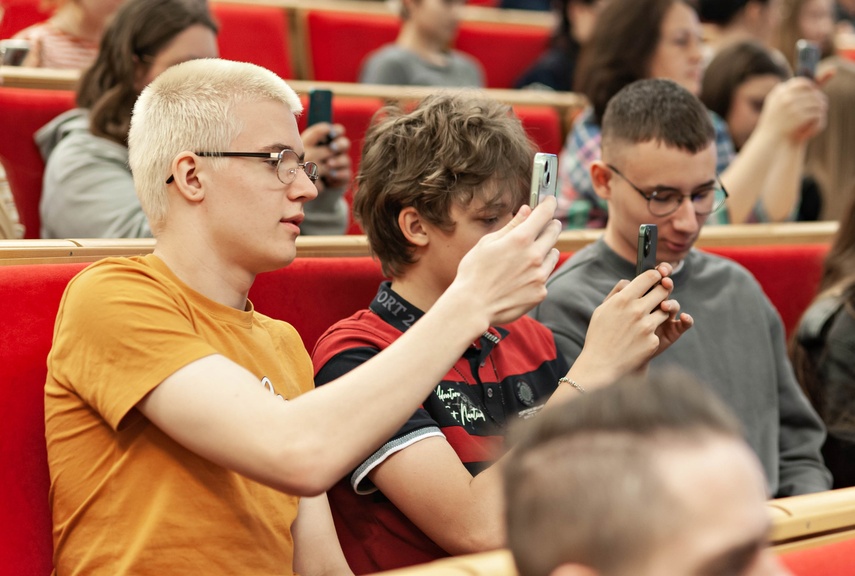 Młodzież debatowała z o tym, czy warto zostać w Elblągu zdjęcie nr 347078