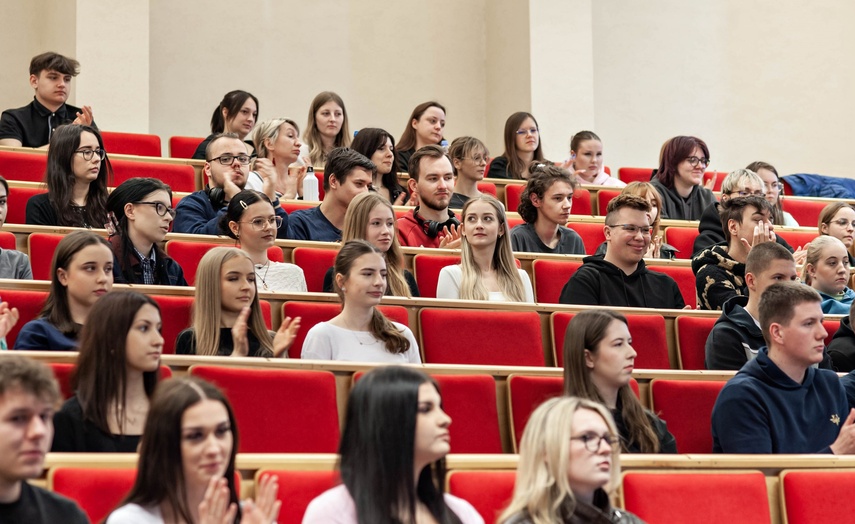 Młodzież debatowała z o tym, czy warto zostać w Elblągu zdjęcie nr 347063