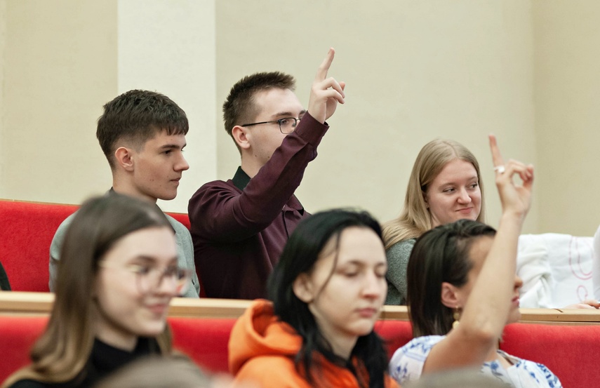 Młodzież debatowała z o tym, czy warto zostać w Elblągu zdjęcie nr 347082