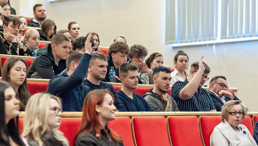 Młodzież debatowała z o tym, czy warto zostać w Elblągu zdjęcie nr 347083