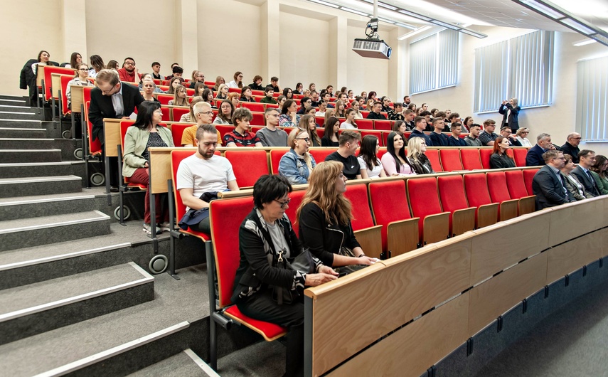 Młodzież debatowała z o tym, czy warto zostać w Elblągu zdjęcie nr 347061