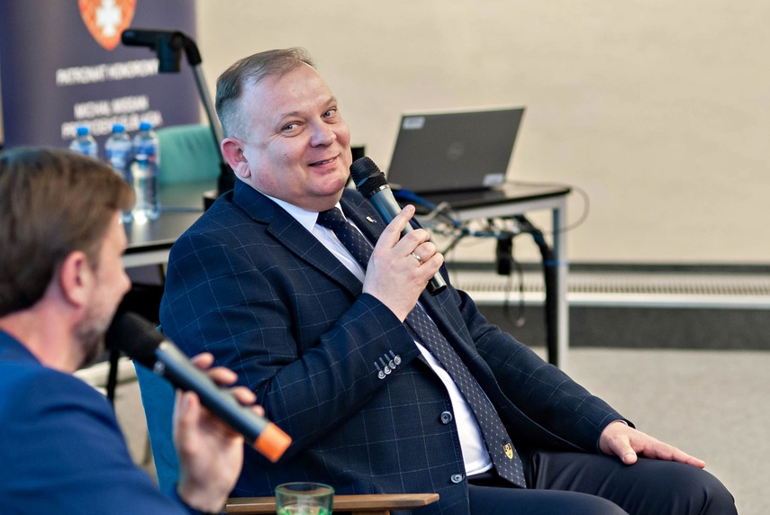 Młodzież debatowała z o tym, czy warto zostać w Elblągu zdjęcie nr 347088