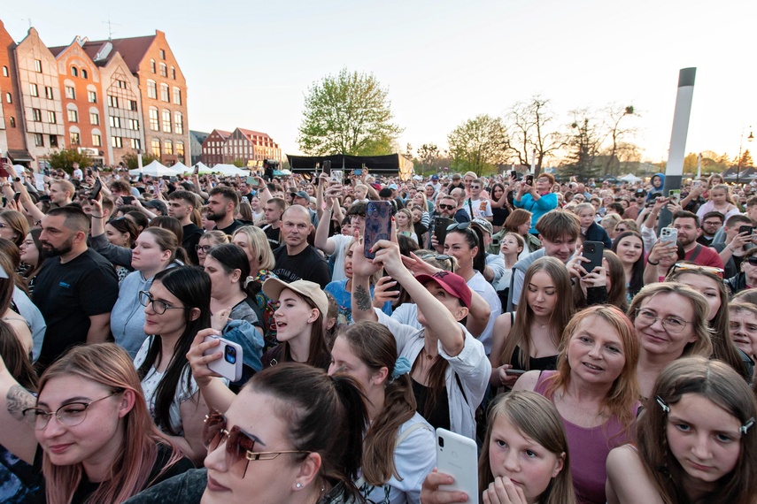 Dawid Kwiatkowski zaśpiewał przed katedrą zdjęcie nr 347216