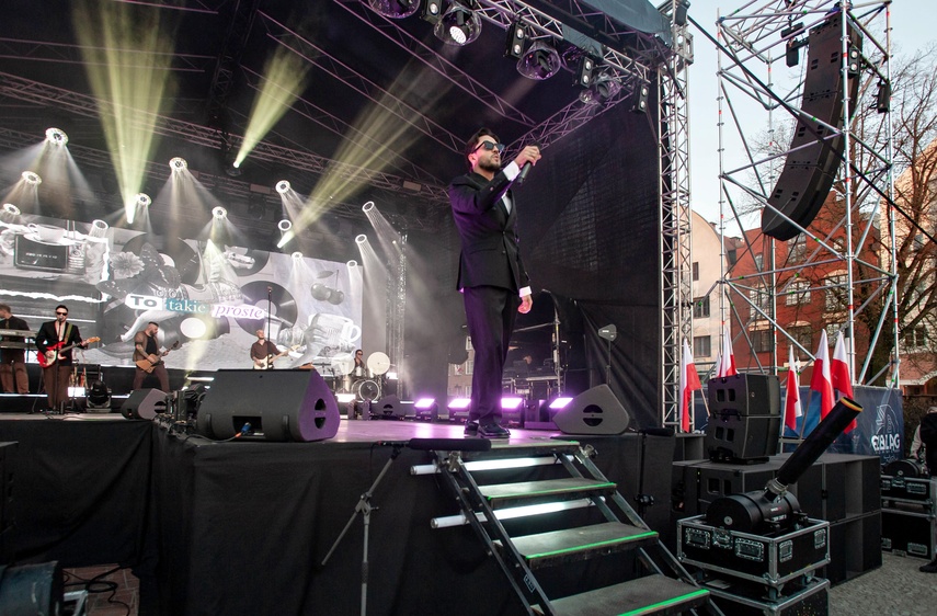 Dawid Kwiatkowski zaśpiewał przed katedrą zdjęcie nr 347224