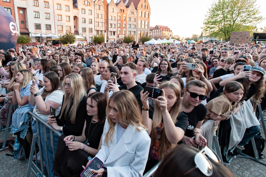 Dawid Kwiatkowski zaśpiewał przed katedrą zdjęcie nr 347209