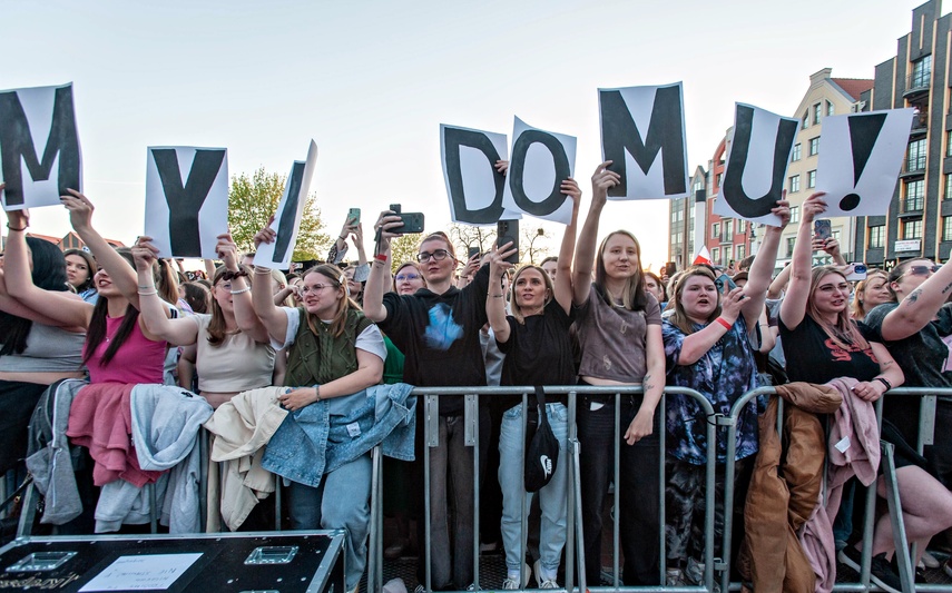 Dawid Kwiatkowski zaśpiewał przed katedrą zdjęcie nr 347214